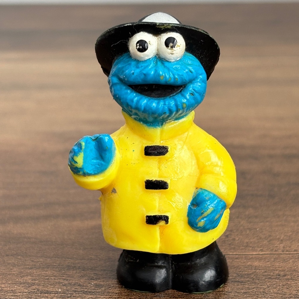 VINTAGE Sesame Street Cookie Monster Fire Fighter Yellow JPH 1982 Toy Figure